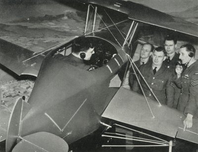 RAF personeli, 1941 İkinci Dünya Savaşı sırasında bir uçuş simülatöründe uçmayı öğreniyor. by Charles Brown