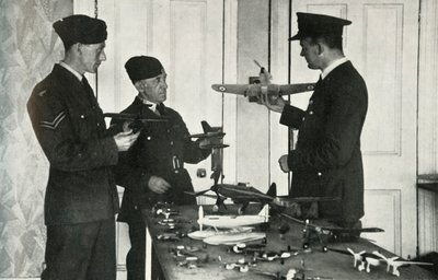 RAF personeli, 1941 İkinci Dünya Savaşı sırasında uçakları tanımlamayı öğreniyor. by Charles Brown