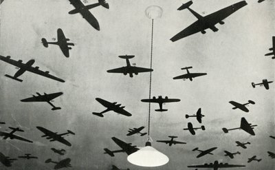 1941 İkinci Dünya Savaşı sırasında bir RAF eğitim okulunda askeri uçakların siluetleri. by Charles Brown