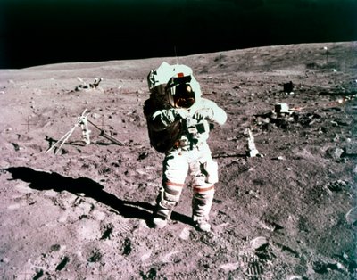 Astronot John Young ay yüzeyinde, Apollo 16 görevi, 21 Nisan 1972. by Charles Duke