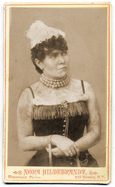 Nora Hilderbrandt'ın portresi, 1893 dolayları (Dolap fotoğrafı) by Charles Eisenmann