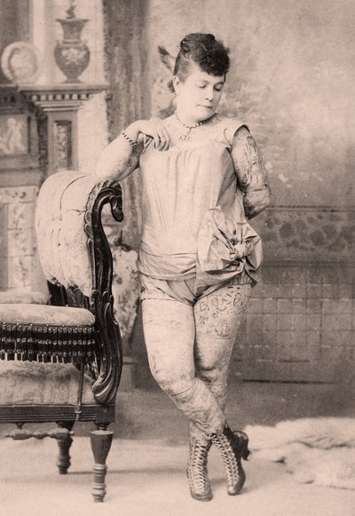 Dövmeli kadın Nora Hilderbrandt