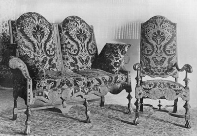 İngiliz Kadife Ceviz Sandalye ve Koltuk Örtüleri Süiti by Charles Latham