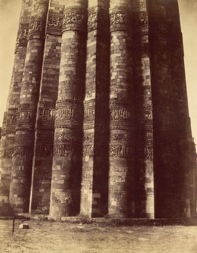 Kootub Sütunu Kaidesinin Detay Görünümü by Charles Moravia