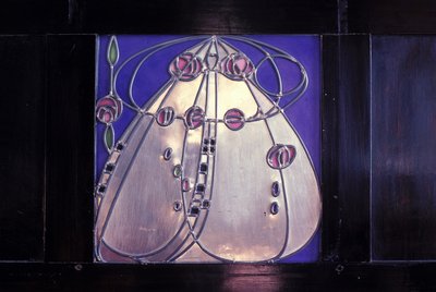 No. 120 Mains Street, Glasgow, işlemeli plakalı siyah dolap, 1904 (ahşap, metal, emaye) için tasarlanmış mobilyalar by Charles Rennie Mackintosh