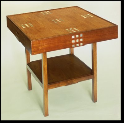 Sedef kakmalı masa, 1918 (boyalı maun ağacı, sedef kakmalı) by Charles Rennie Mackintosh