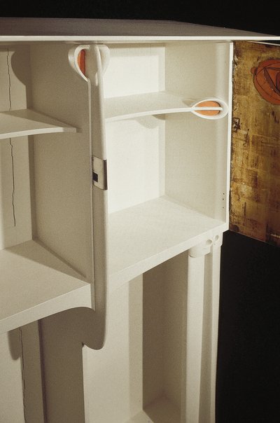 Bayan Rowat, 1902 için tasarlanmış beyaz dolap (ahşap, vitray, emaye) by Charles Rennie Mackintosh