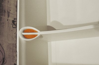 Bayan Rowat, 1902 için tasarlanmış beyaz dolap (ahşap, vitray, emaye) by Charles Rennie Mackintosh