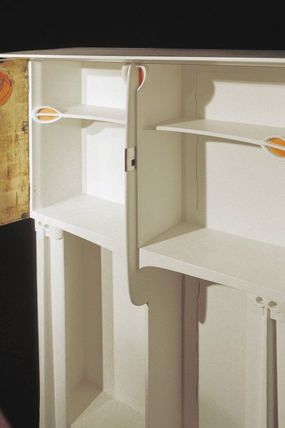 Bayan Rowat, 1902 için tasarlanmış beyaz dolap (ahşap, vitray, emaye) by Charles Rennie Mackintosh