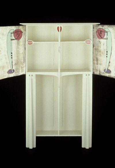 Bayan Rowat, 1902 için tasarlanmış beyaz dolap (ahşap, vitray, emaye) by Charles Rennie Mackintosh