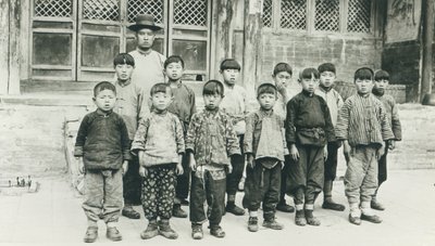 Öğretmen ve öğrenciler by Chinese Photographer