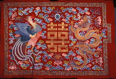Bir Anka kuşu ve bir Ejderha ile çevrili yaldızlı iplikte merkezi bir karaktere sahip kırmızı yünlü bir Çin asması, 19. Yüzyıl by Chinese School