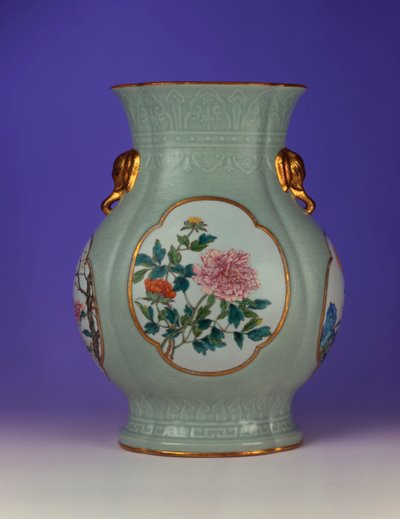 "Dört Mevsim Çiçekleri"ni tasvir eden dört emayeden biri olan yaldızlı anahatlı erik ve gül emayesine sahip, ince ve çok nadir bir famille gül seladon zemin vazo, 1735-1795 by Chinese School
