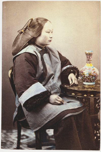 Çinli genç bir kadının elle renklendirilmiş fotoğrafı by Chinese School