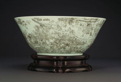 Saray arazisindeki hanımların kesintisiz bir sahnesini betimleyen büyük bir oyulmuş porselen kase, 1796-1820 by Chinese School