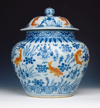 Emaye mavi ve beyaz "Balık" kavanoz ve kapağı, 1522-1566 by Chinese School