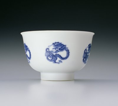 Ejder mermileriyle süslenmiş kase, Kangxi işareti ve 1662-1722 dönemi (mavi sırlı porselen) (ayrıca bkz. 142285) by Chinese School