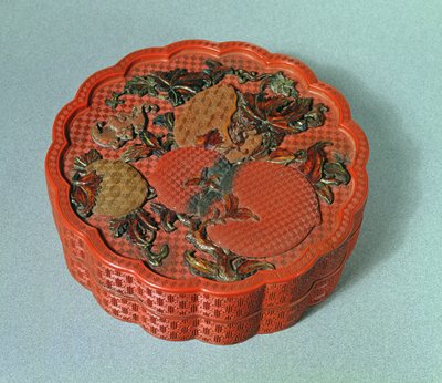 Koyu sarı, yeşil ve kahverengi süslemeli kutu, 18. yüzyıl (zinober cila) by Chinese School