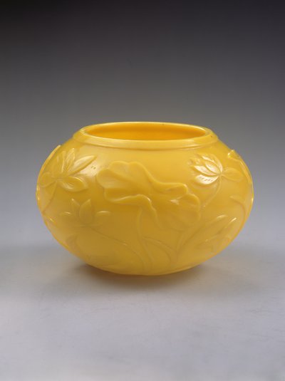Oyma kase, Qianlong dönemi (1736-95) (renkli cam) (ayrıca bkz. 272125) by Chinese School