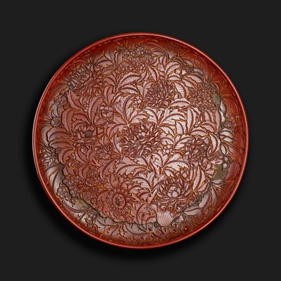 Tabanda Xuande (1426-36) işaretini taşıyan oymalı tabak, Çince (ahşap üzerine kırmızı cila) by Chinese School