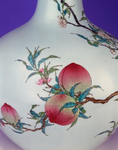 Muhteşem bir aile gülünden dokuz şeftalili küresel şişe vazodan detay, 1735-1795 by Chinese School