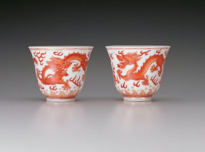 Alevli incileri kovalayan beş pençeli ejderhaları tasvir eden bir çift şarap bardağı, Guangxu işareti ve 1875-1908 dönemi, Çince (demir kırmızısı süslemeli porselen) by Chinese School