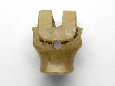 Sığır başı şeklinde kolye, elden geçirilmiş, MÖ 1100-1000 civarı by Chinese School