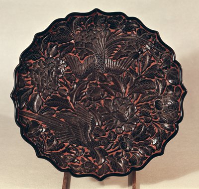 Yuan Hanedanlığı (1271-1368) (cilalı ahşap) çiçek motifli ve iki kuşlu tabak by Chinese School