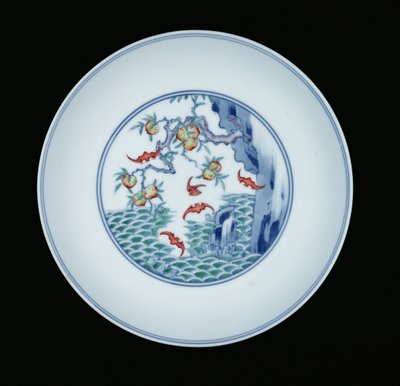 Sır altı mavisi ve ducai emayelerle boyanmış porselen tabak, 1723-1735 (porselen) by Chinese School