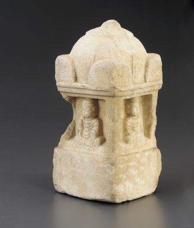 Küçük stupa, kubbeli çatı ve 4 yüzün hepsinde girintileri işgal eden Budist figürler, kare kaide, Bölünme Dönemi, 557-581 by Chinese School