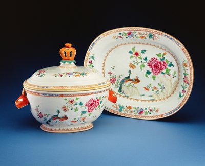 Çift Tavuskuşu deseni ile boyanmış kase, kapak ve ayaklık, Qianlong dönemi (1736-95) (porselen) by Chinese School
