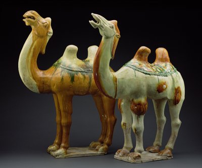 İki deve, Tang Hanedanlığı (618-907) (sırlı çanak çömlek) by Chinese School