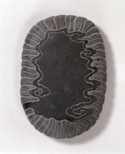 Dalga desenleriyle oyulmuş mürekkeptaşı, muhtemelen Ming hanedanı (gri tuan taşı) (alt taraf) (bkz. 142695) by Chinese School Chinese School