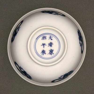 Bir Kasenin altı, Kangxi işareti ve 1662-1722 dönemi (mavi sırlı porselen) (ayrıca bkz. 142284) by Chinese School Chinese School