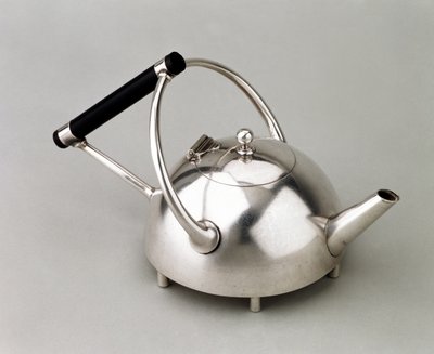 Altı ayaklı yarım küre çaydanlık, James Dixon & Son, 1880 tarafından üretildi (ebonize ahşap saplı elektrolizle) by Christopher Dresser