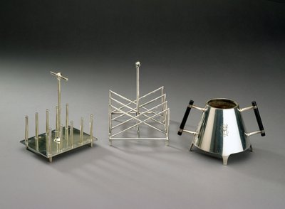 Dik destekli tost rafı, Hukin & Heath, 1878 tarafından üretilmiştir (ayrıntılar için bkz. 46533); Elkington & Co., c.1875-88 tarafından imal edilen üçgen kesitli tost rafı; ebonized ahşap h ile şekerlik by Christopher Dresser