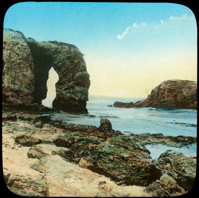 Perran Beach, Cornwall, 19. yüzyılın sonları veya 20. yüzyılın başlarında kaya kemeri by Church Army Lantern Department