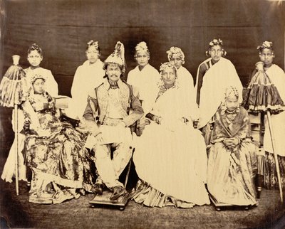 Jung Bahadoor, asıl karısı, 2 kızı ve köle kızlarıyla birlikte by Clarence Comyn Taylor