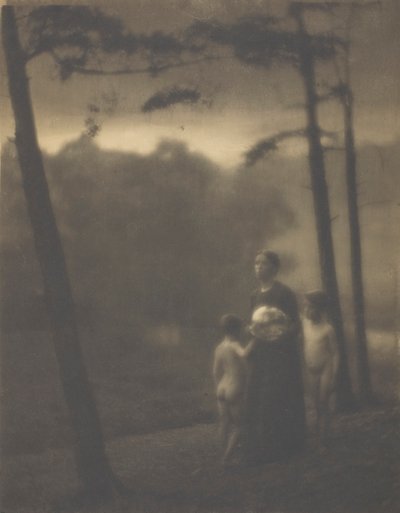 Akşam—Anne ve Oğlanlar, 1905. by Clarence H White