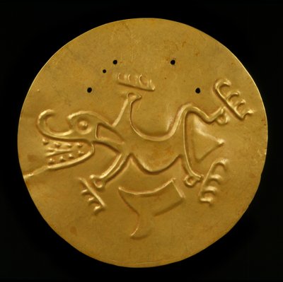 Timsahlı Disk Pektoral, MS 300-1550 (dövülmüş ve kovalanmış altın) by Coclé Gran