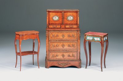 Viktorya dönemi ara sıra masa (solda) (lale ağacı, kral ağacı, kakmacılık ve parke) by Collinson and Lock