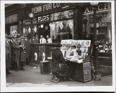 Kör haber satıcısı Fannie Lyons, 7th Avenue ve 34th Street'in güney doğu köşesindeki standında by Company Byron
