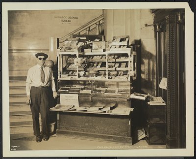 Kör haber satıcısı John Martie, New York Belediye Binasının güney ucundaki standında by Company Byron