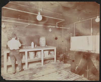 Carlton Motion Picture Co.'da film, ekleme vb. ile çalışan beş erkek ve bir kadından oluşan film laboratuvarları, New York by Company Byron