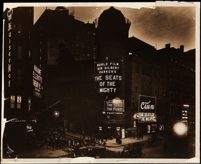 Geceleri Casino Tiyatrosu, kalabalıklar ve arabalar ve sokakta kazı yapan inşaat işçileri, Broadway ve 39th St., New York, c.1915 (s/b fotoğraf) by Company Byron