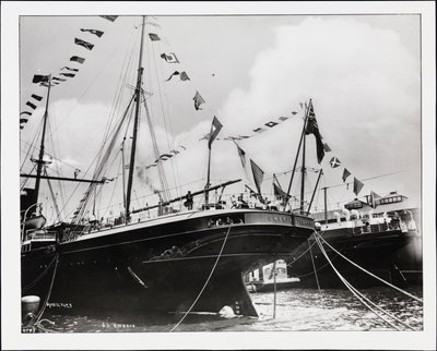 Rıhtımdaki S.S. "Umbria" nın kıç tarafı, c.1900 (s/b fotoğraf) by Company Byron