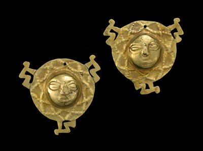 Bir Çift Kulak Süsleri, MS 600-1600 (altın) by Culture Nariño