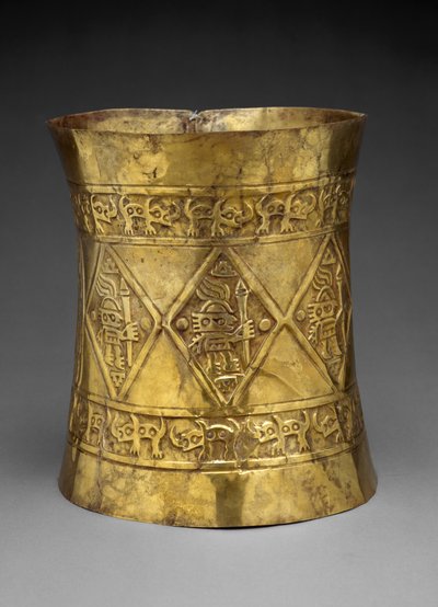 Cetvelleri veya Tören Asalarını Tutan Tanrıları Betimleyen Taç, MS 800-1350 (dövülmüş ve kovalanmış altın) by Culture Sicán