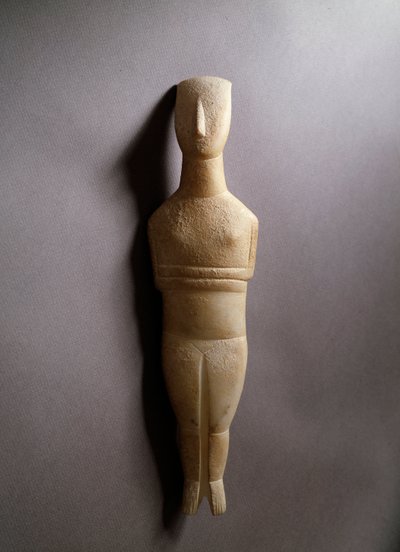 Şematik kadın heykelcik, aşı boyası kabuklu beyaz mermer, MÖ 3200-2000 by Cycladic Cycladic