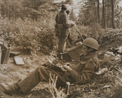 Savaş muhabiri Alan Wood bir gönderiyi yazıyor by D.M. Sgt. Smith